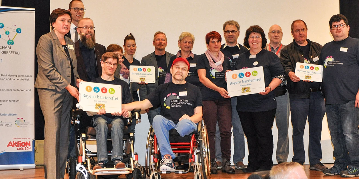 Gruppenbild: Übergabe des Signets „Bayern barrierefrei”
