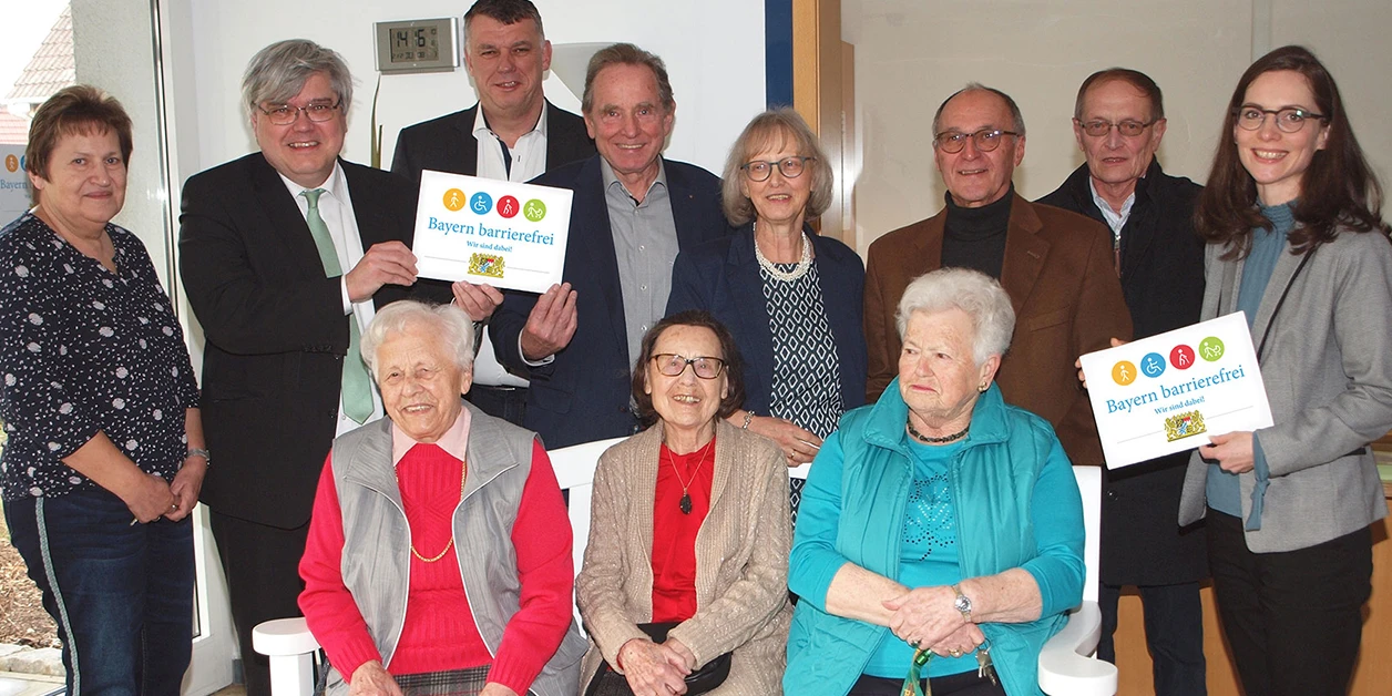 Gruppenbild: Übergabe des Signets „Bayern barrierefrei“.