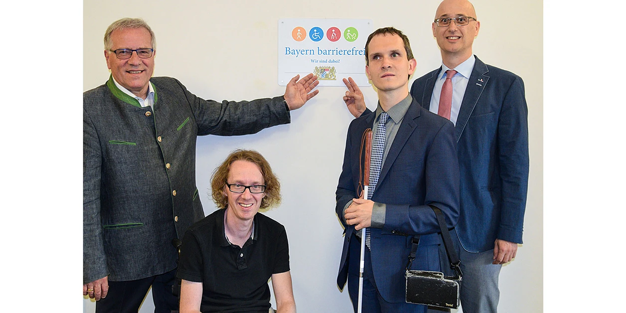 Gruppenbild: Übergabe des Signets „Bayern barrierefrei“.