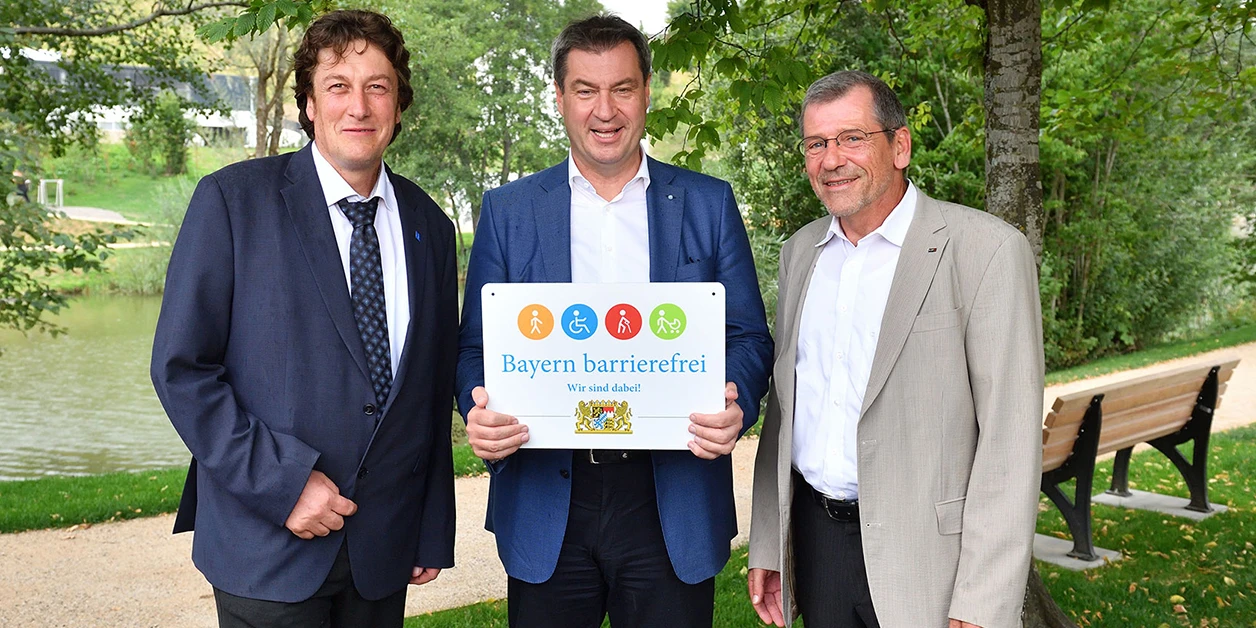 Gruppenbild: Übergabe des Signets „Bayern barrierefrei”.