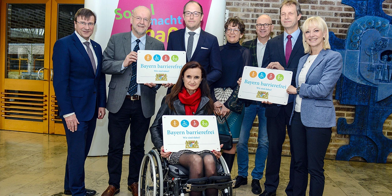 Gruppenbild: Übergabe des Signets „Bayern barrierefrei“. 