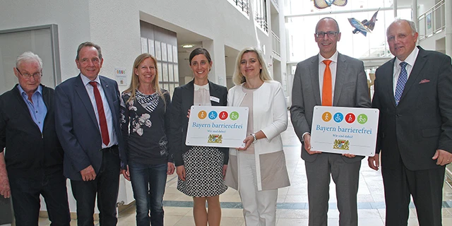 Gruppenbild: Übergabe des Signets „Bayern barrierefrei“.