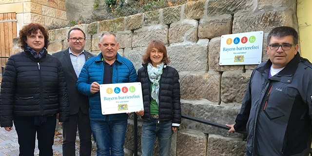 Gruppenbild: Präsentation des Signets „Bayern barrierefrei“.