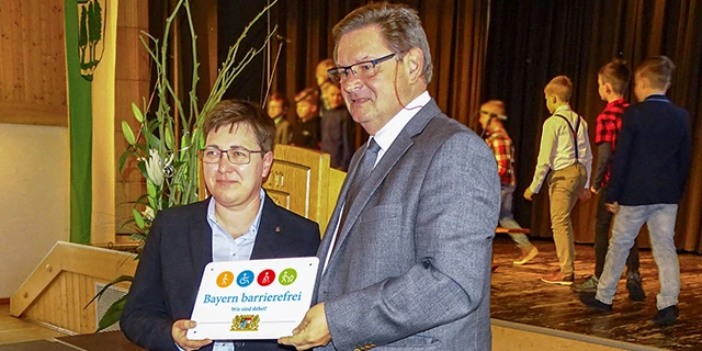 Übergabe des Signets „Bayern barrierefrei“.