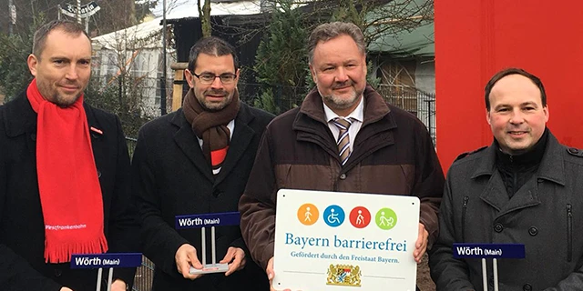 Gruppenbild: Übergabe des Signets „Bayern barrierefrei“.