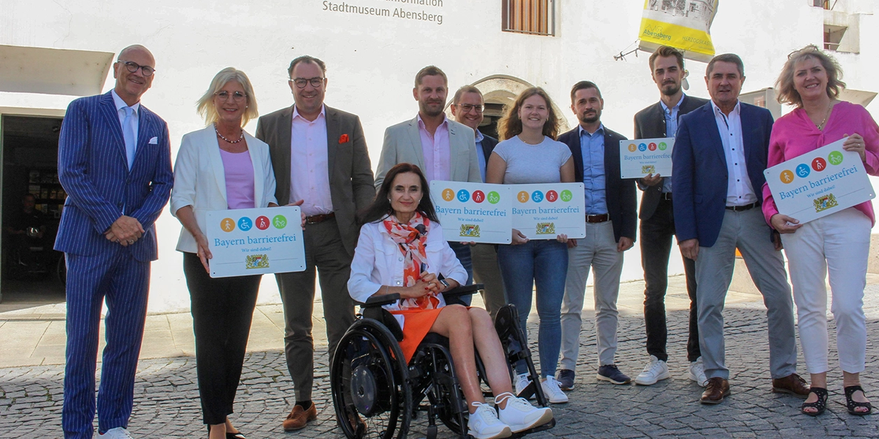 Gruppenbild: Übergabe des Signets „Bayern barrierefrei“ vor der Touristeninformation der Stadt Abensberg.