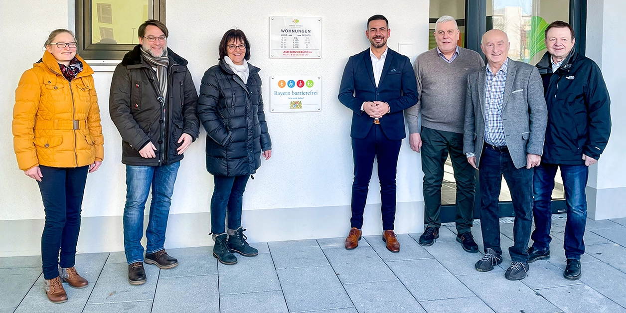 Gruppenbild: mehrere Personen vor dem Signet „Bayern barrierefrei”