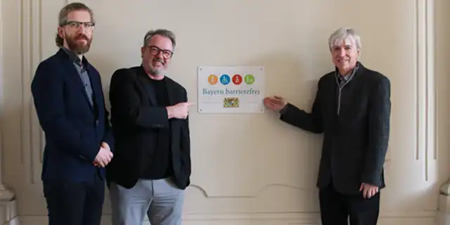Gruppenbild: Übergabe des Signets „Bayern barrierefrei“.