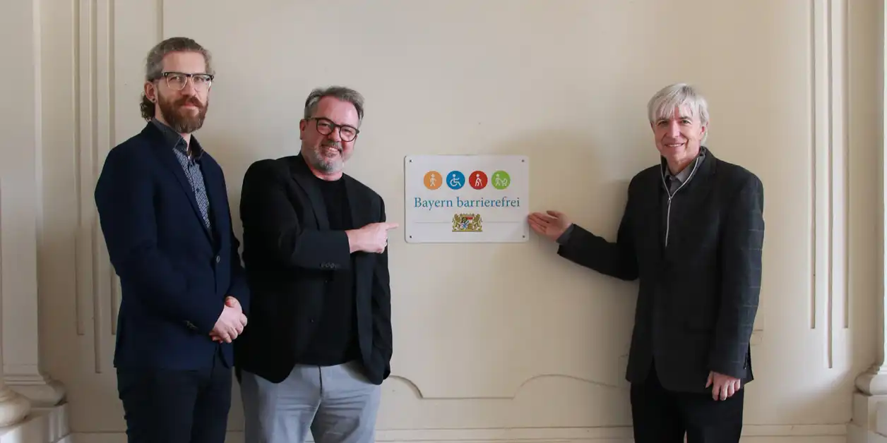 Gruppenbild: Übergabe des Signets „Bayern barrierefrei“.