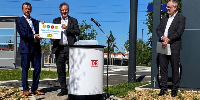 Übergabe des Signets „Bayern barrierefrei“.