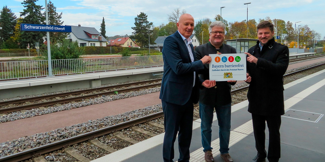 Gruppenbild: Übergabe des Signets „Bayern barrierefrei“.