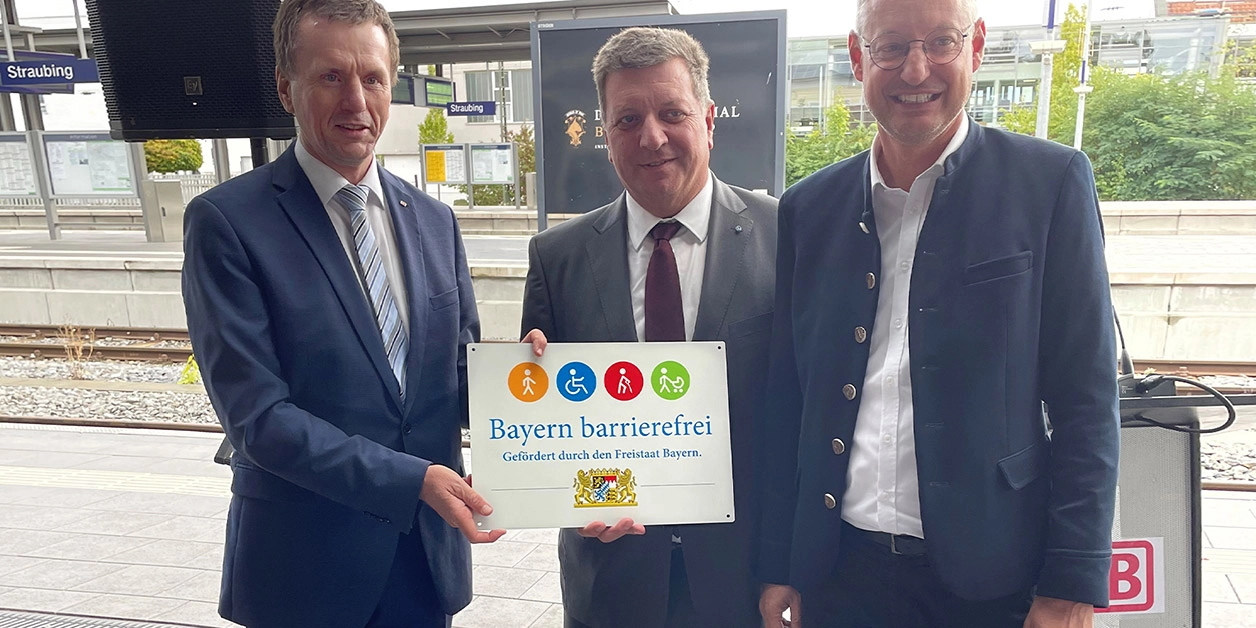 Gruppenbild: Übergabe des Signets „Bayern barrierefrei”.
