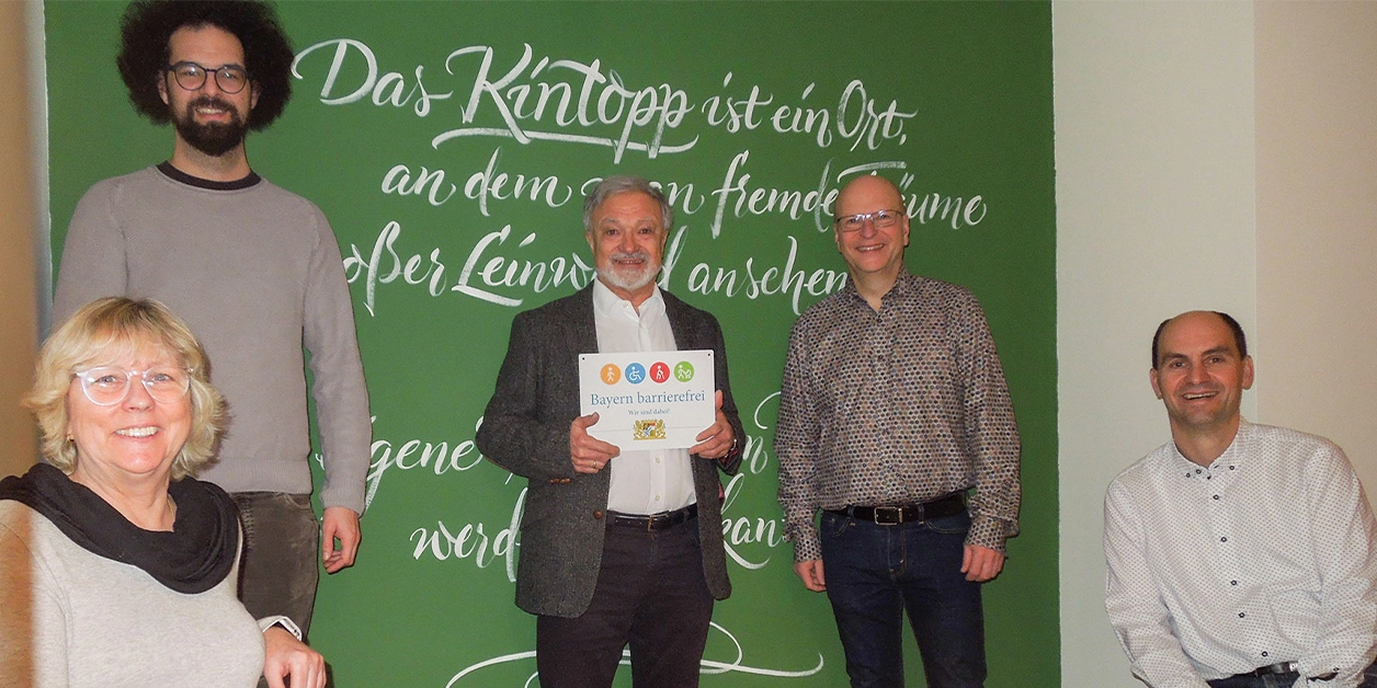 Gruppenbild: Präsentation des Signets „Bayern barrierefrei”.