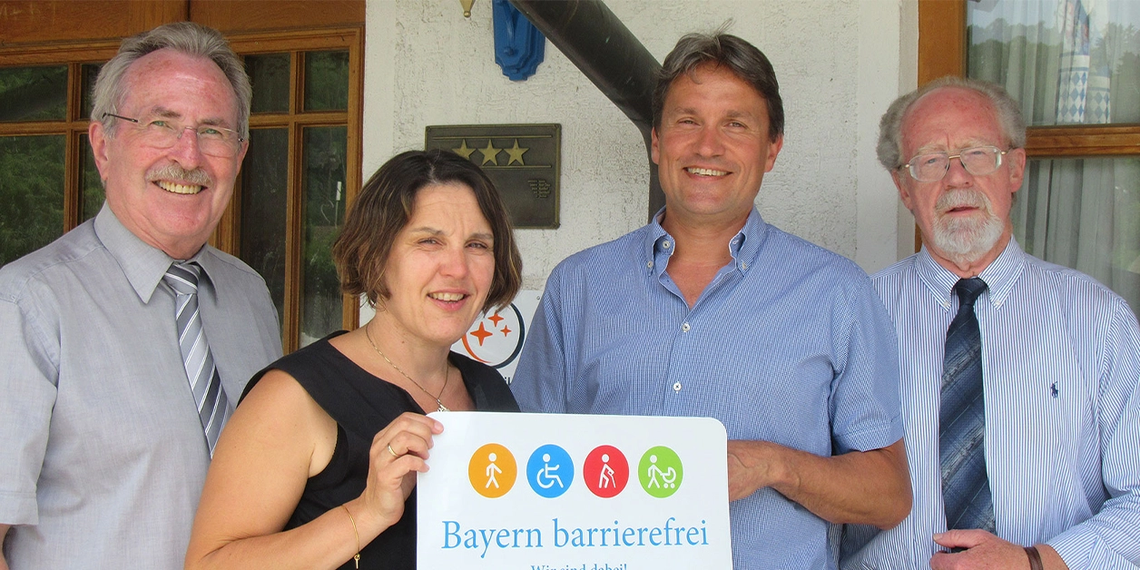 Gruppenbild: Übergabe des Signets „Bayern barrierefrei“