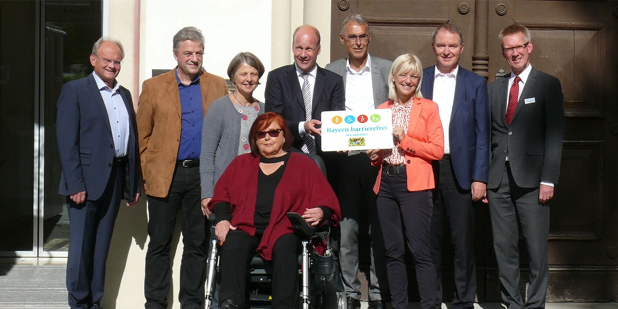 Gruppenbild: Übergabe des Signets „Bayern barrierefrei”.