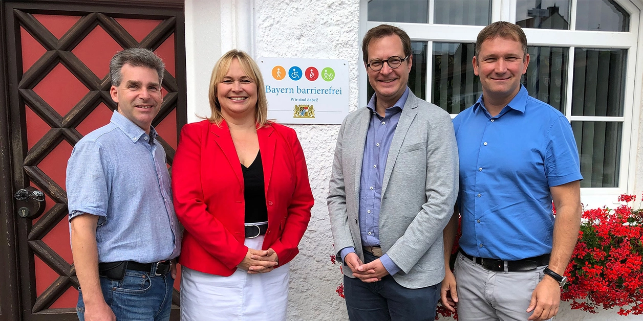 Gruppenbild: Übergabe des Signets „Bayern barrierefrei“.