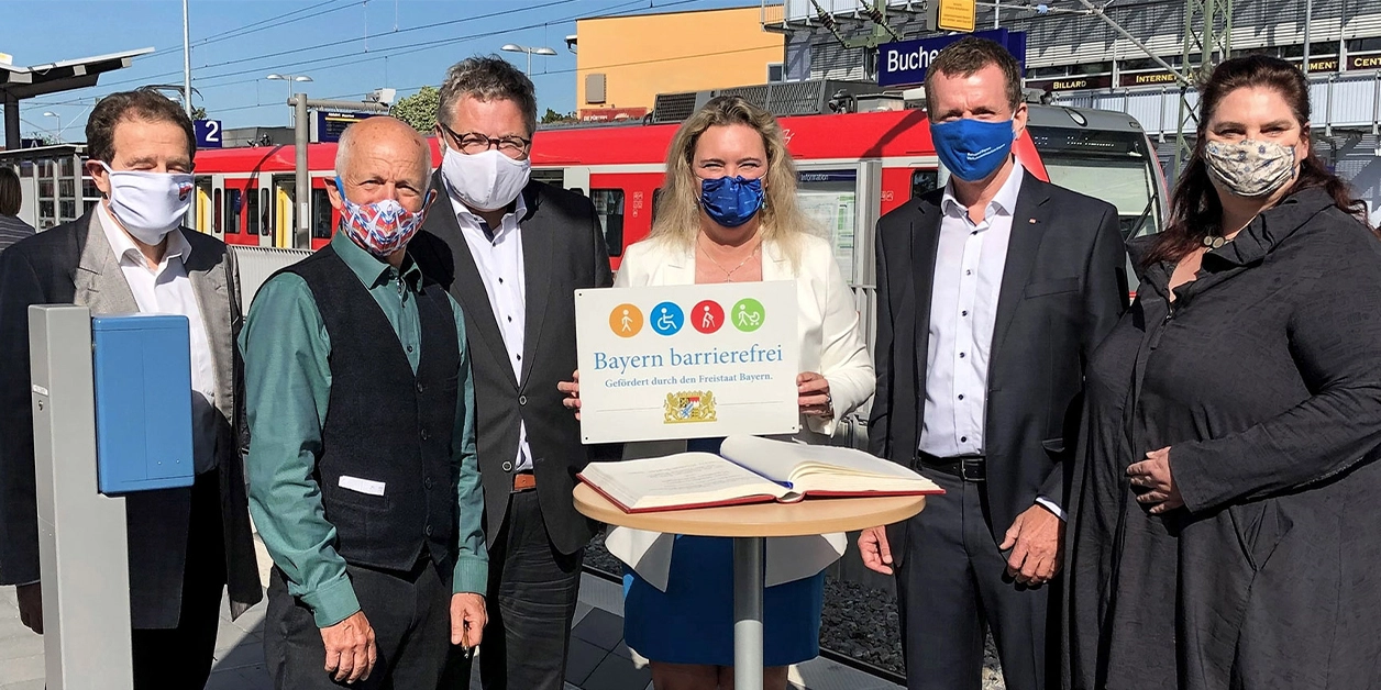 Gruppenbild: Übergabe des Signets „Bayern barrierefrei”.