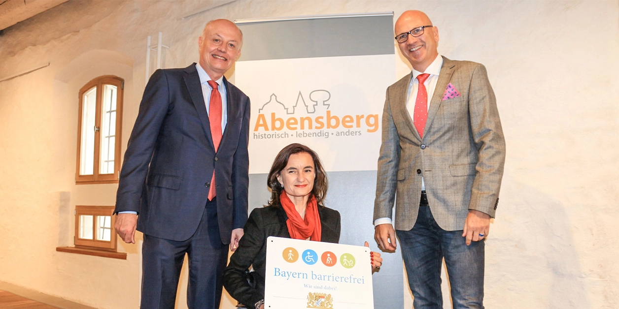 Gruppenbild: Übergabe des Signets „Bayern barrierefrei”.