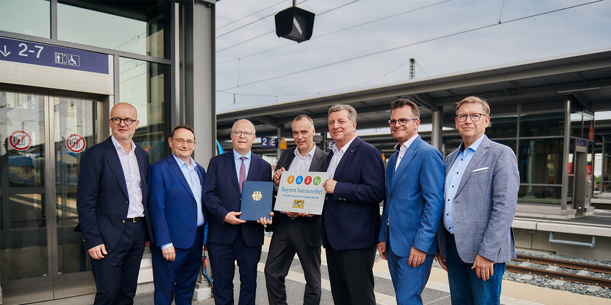 Gruppenbild: Übergabe des Signets „Bayern barrierefrei“.