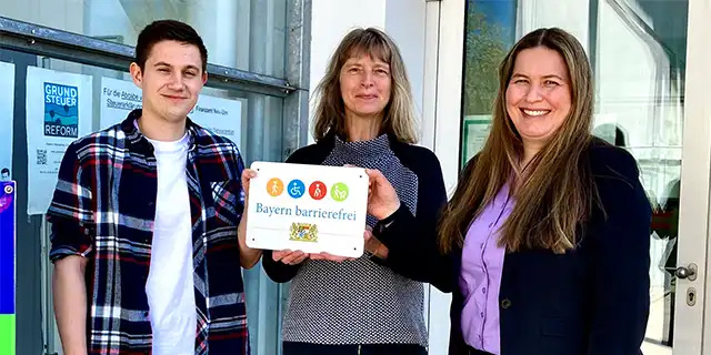 Gruppenbild: Übergabe des Signets „Bayern barrierefrei“.