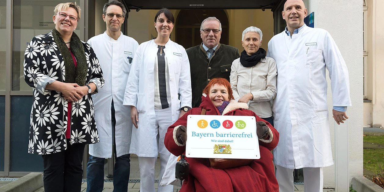Gruppenbild: Übergabe des Signets „Bayern barrierefrei“.