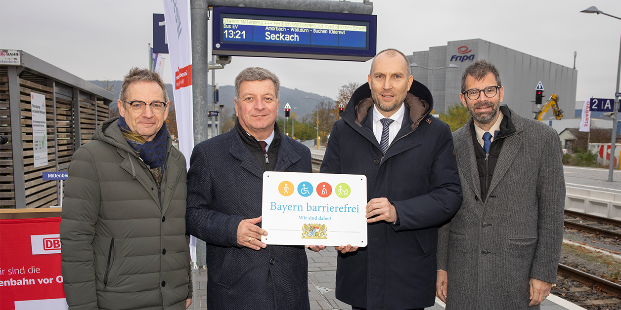 Gruppenbild: Übergabe des Signets „Bayern barrierefrei“.