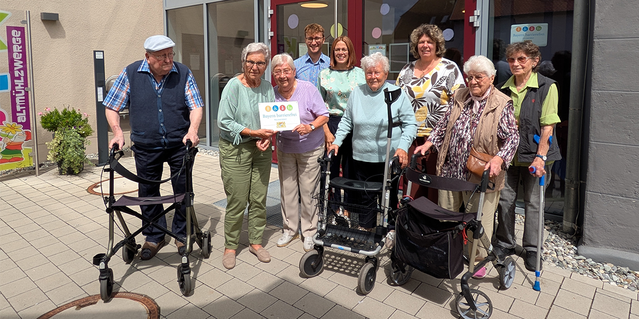 Gruppenbild: Übergabe des Signets „Bayern barrierefrei“.