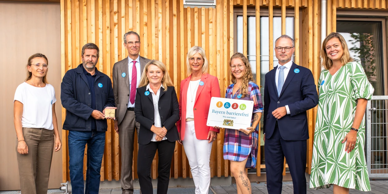 Gruppenbild: Übergabe des Signets „Bayern barrierefrei“. 