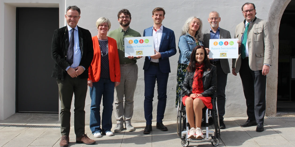 Gruppenbild: Übergabe des Signets „Bayern barrierefrei“.