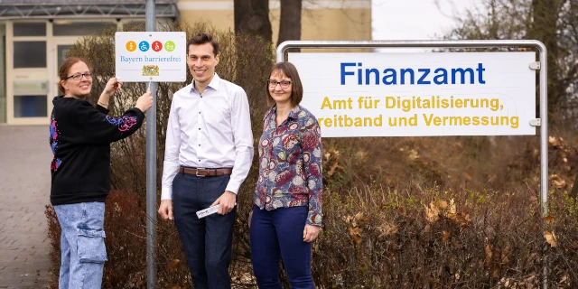 Gruppenbild: Übergabe des Signets „Bayern barrierefrei“.