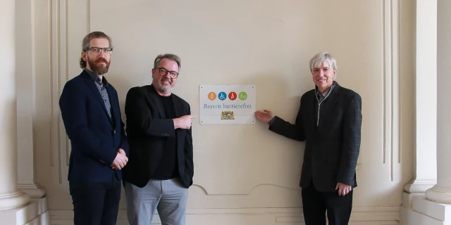 Gruppenbild: Übergabe des Signets „Bayern barrierefrei“.