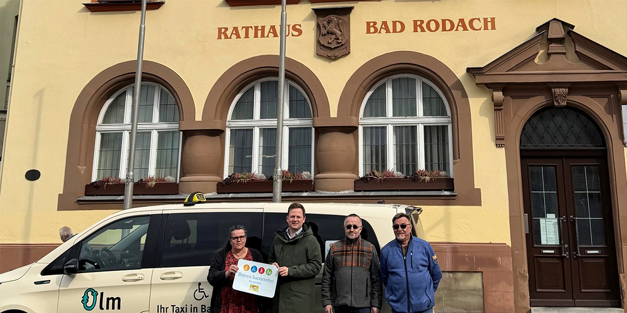 Gruppenbild: Übergabe des Signets „Bayern barrierefrei“.
