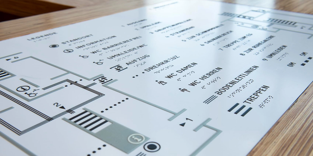 Der Lageplan eines Gebäudes mit Blindenschrift. 