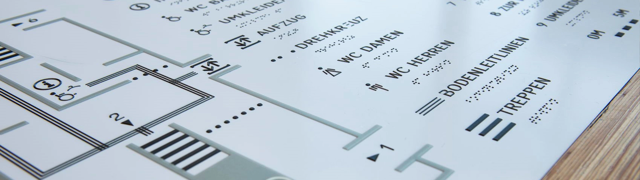 Der Lageplan eines Gebäudes mit Blindenschrift. 
