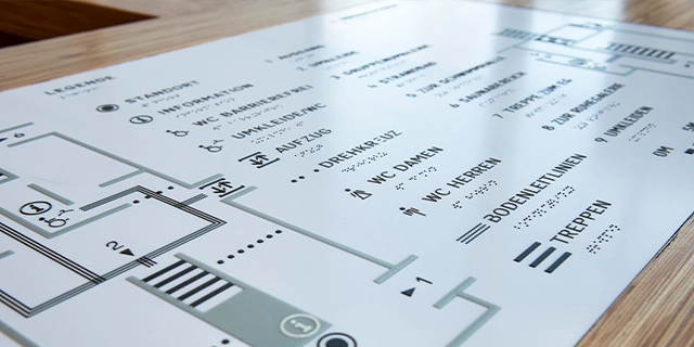 Der Lageplan eines Gebäudes mit Blindenschrift. 