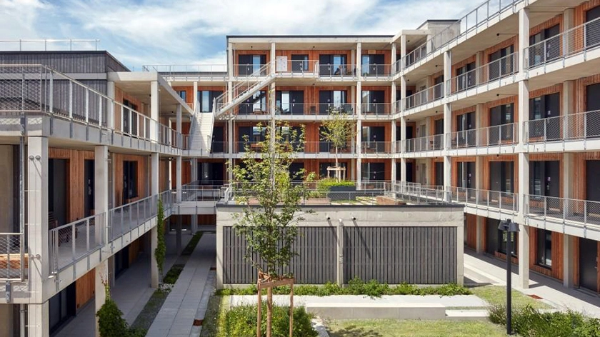 Blick in den grünen, von Laubengängen umschlossenen Hof des Studentenwohnheims.