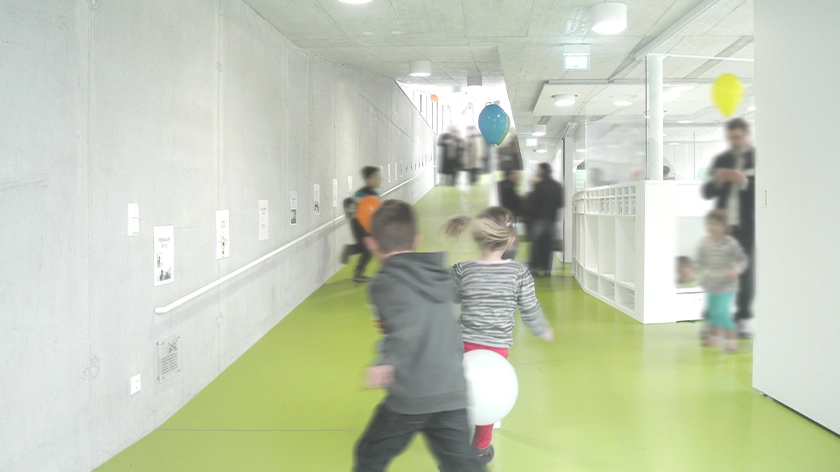 Mehrere Kinder laufen die Rampe mit Luftballons nach oben.