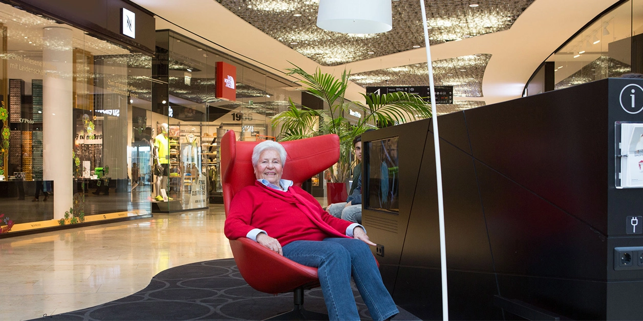 Doris B. im Ohrensessel.