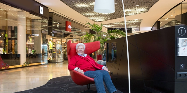 Doris B. im Ohrensessel.