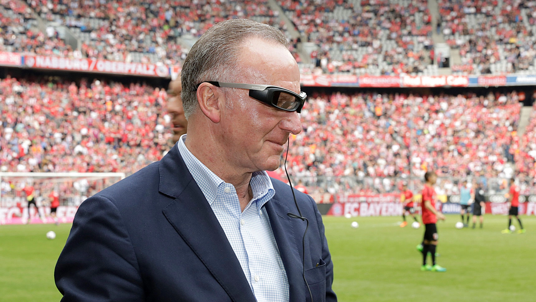 Karl-Heinz Rummenigge mit digitaler Brille.