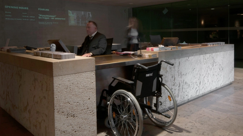 Kassenbereich mit rollstuhlgerechter Theke.