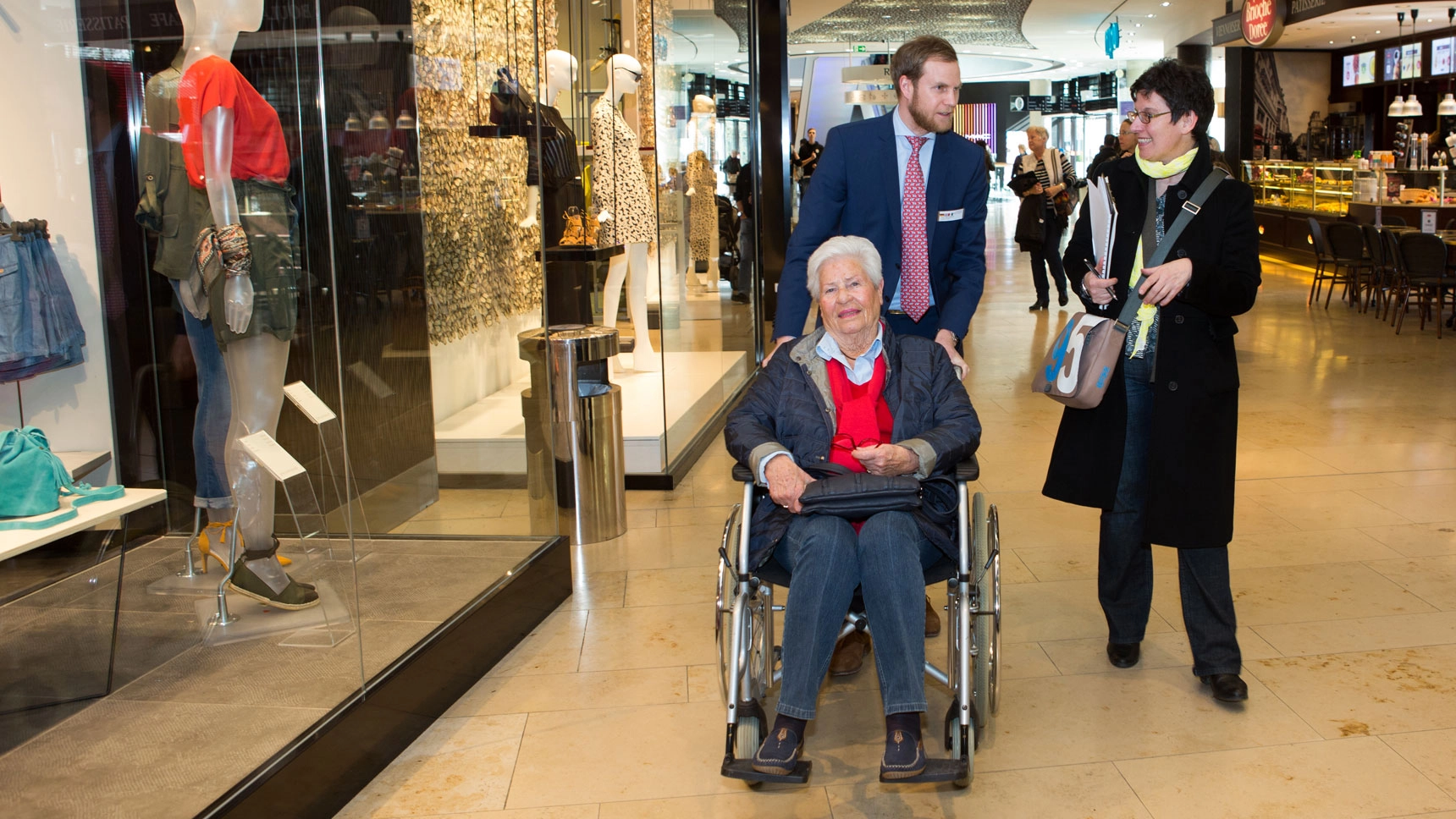 Doris B. im Leih-Rollstuhl mit Center-Manager Tim Winnefeld.