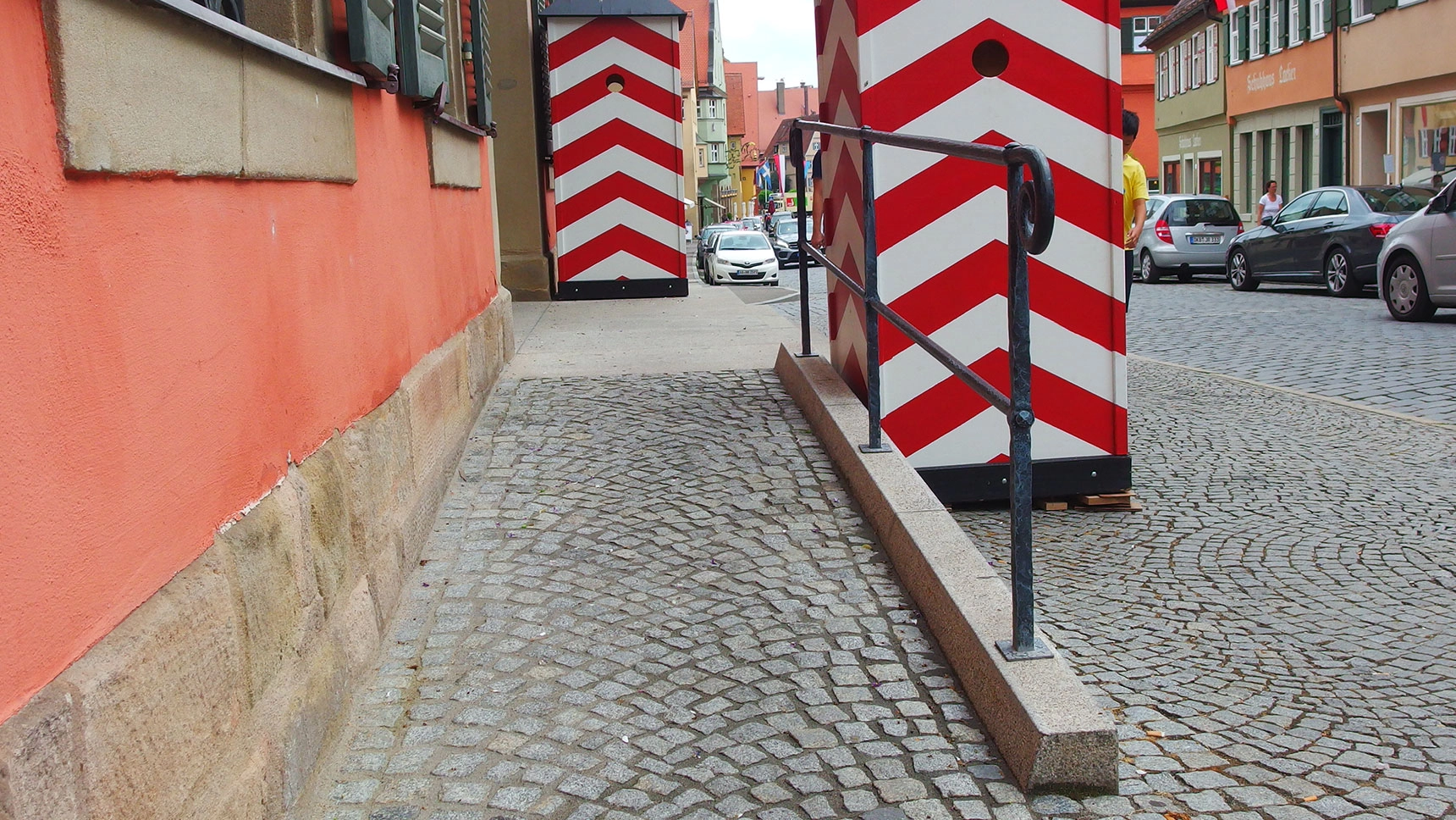 Rollstuhlrampe führt zu einem Gebäudeeingang.