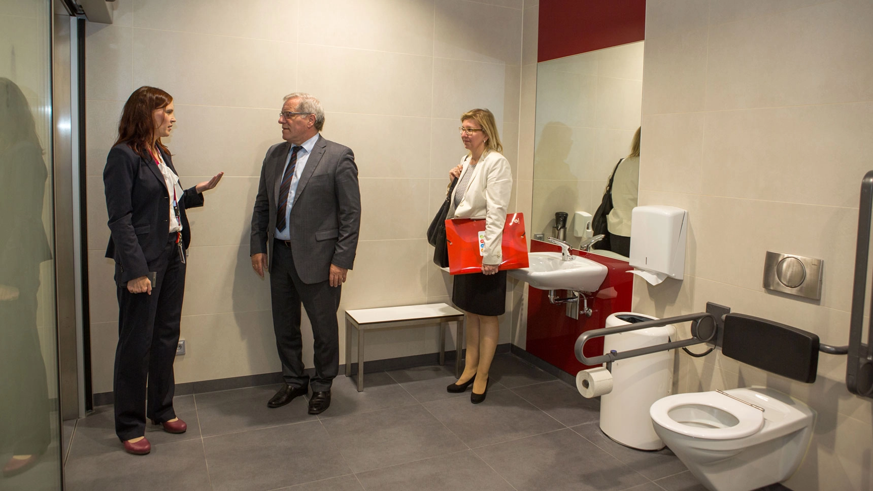 Barrierefreies Bad: Waschbecken und Toilette.