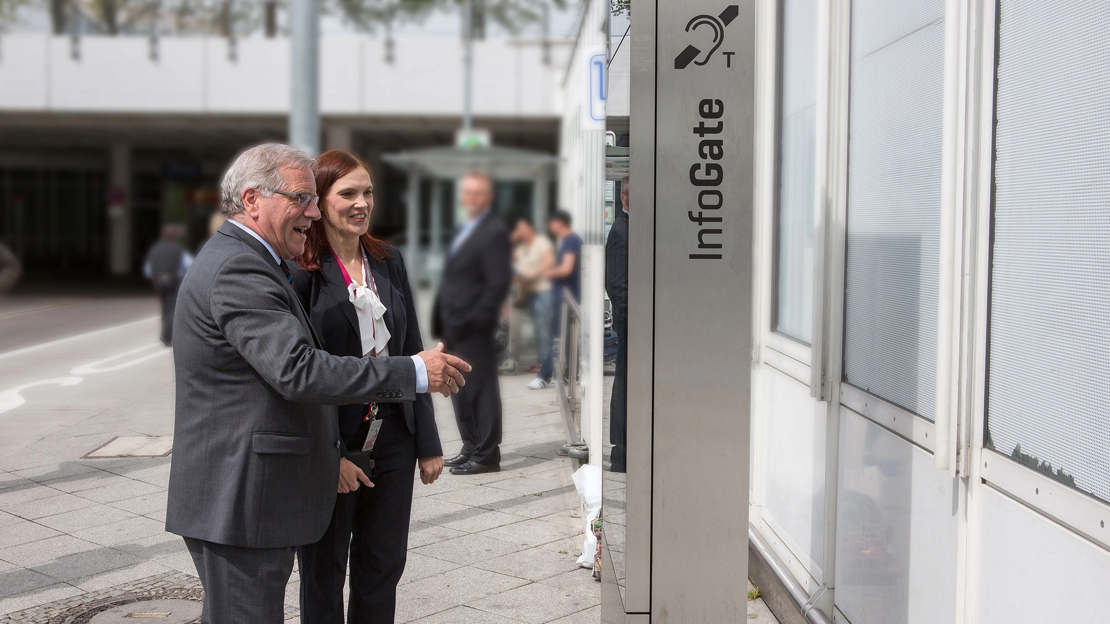 Johannes Hintersberger und Marion Linkert vor einer interaktiven Infosäule.