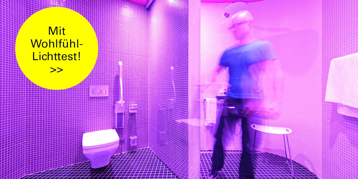 Motiv: barrierearmes Bad, in magentafarbenes Licht getaucht. Hinweistext: „Mit Wohlfühl-Lichttest“.