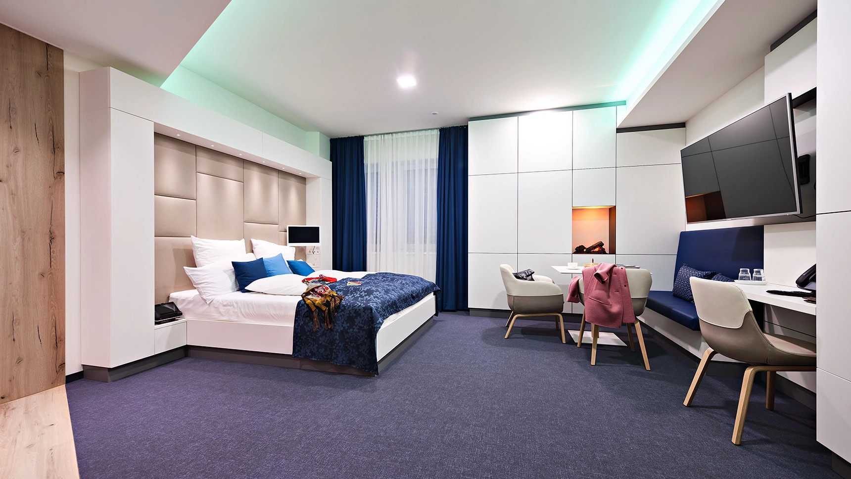 Großes Hotelzimmer mit Doppelbett.