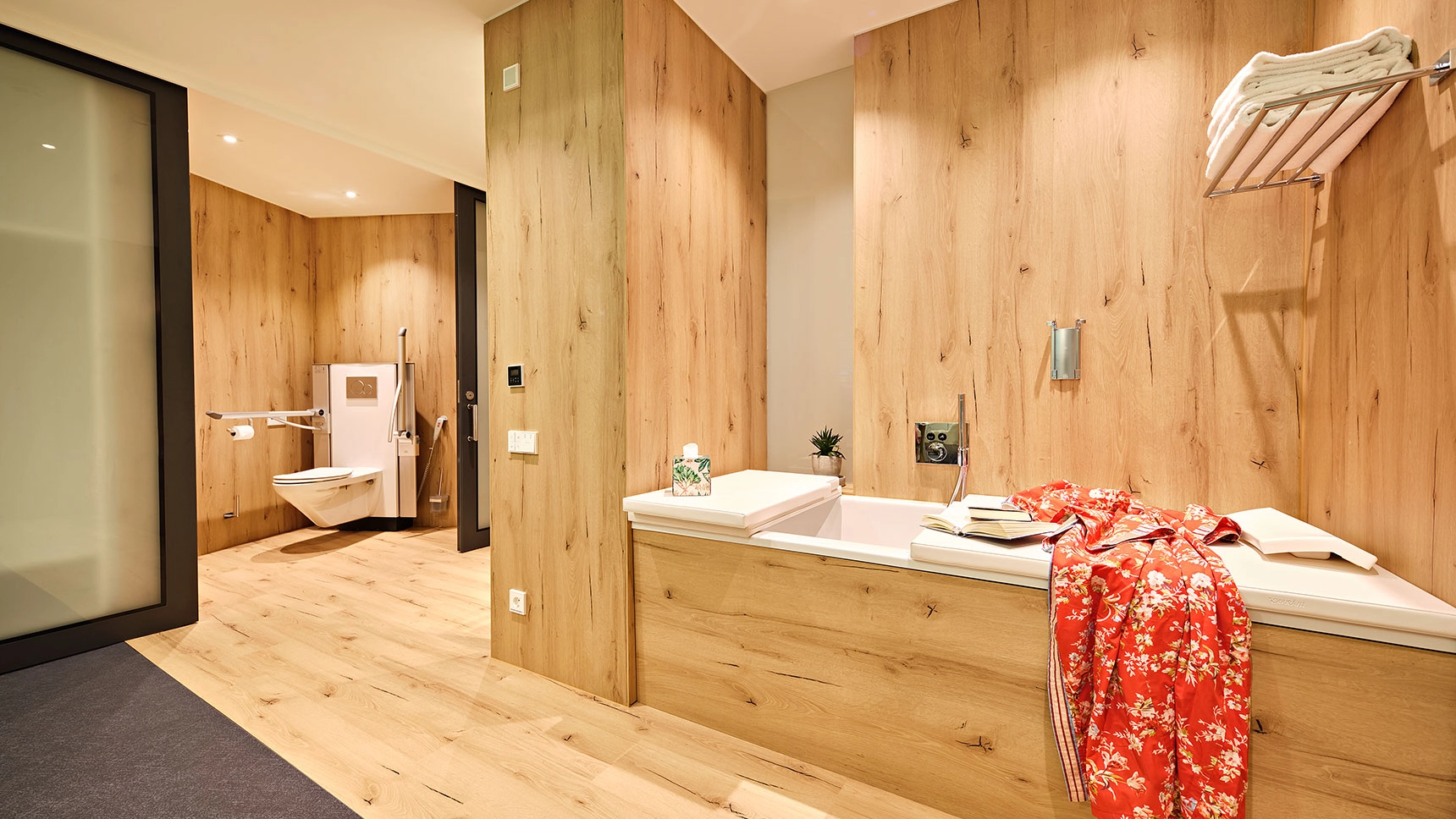 Holzvertäfelte Nische mit Badewanne.