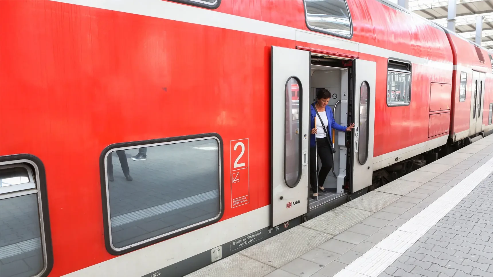 Irmgard Badura steigt aus einem Zug.