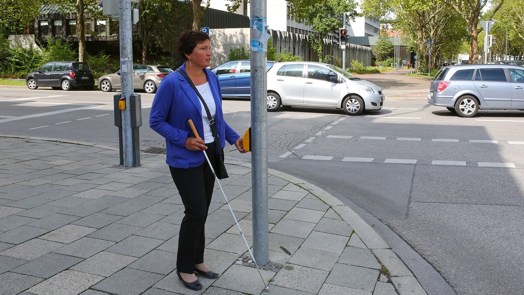 Irmgard Badura an einer Blindenampel.